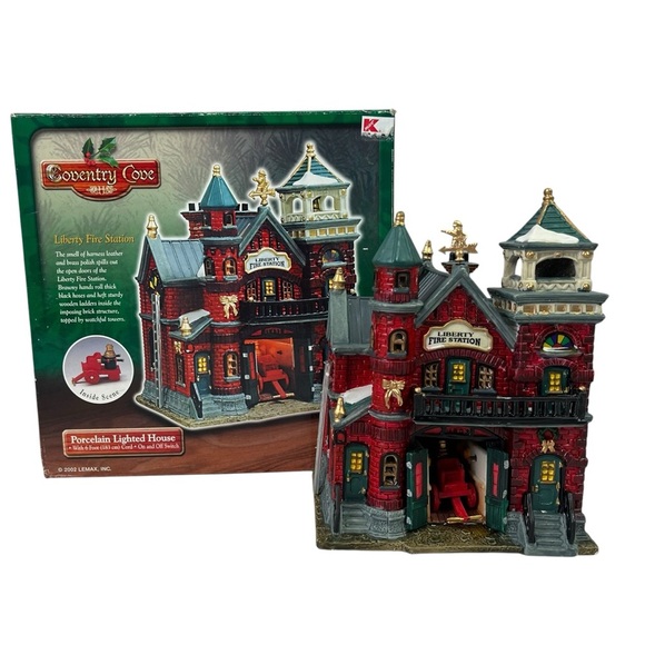 Lemax Coventry Cove Christmas Village 2002 Lighted Liberty Fire Station - Picture 1 of 16